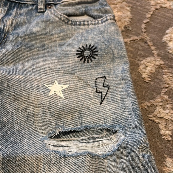 Trendy Light Wash Jeans with Patches - Picture 4 of 9